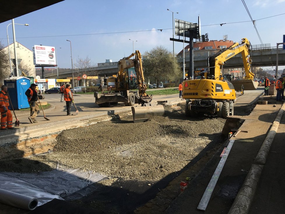 Opravy tramvajové trati v Praze na křižovatce Balabenka