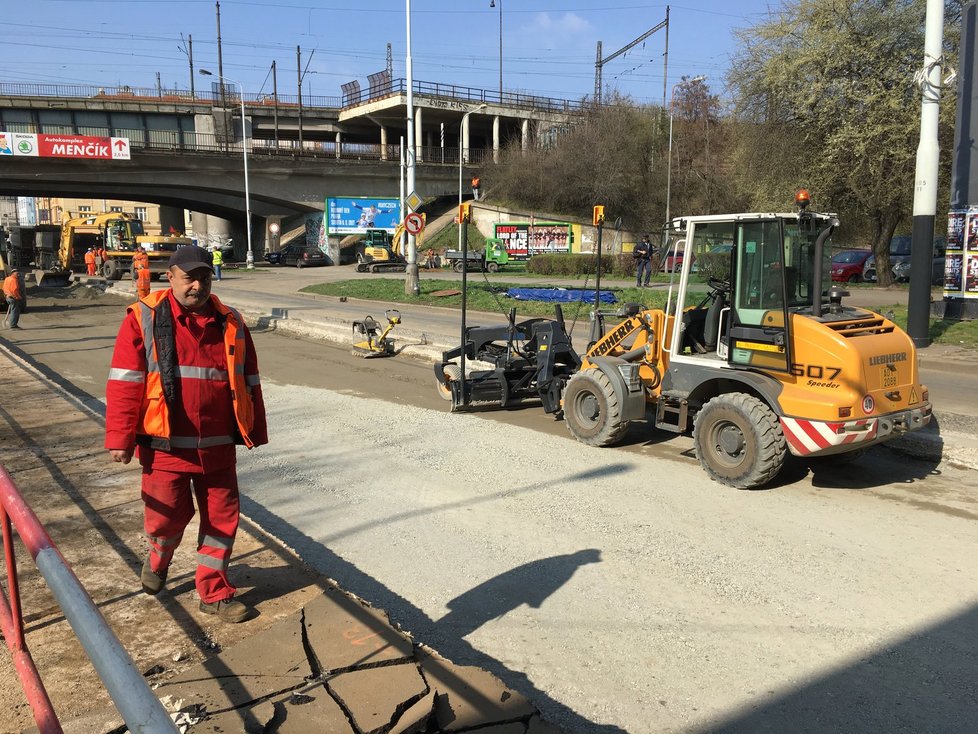 Opravy tramvajové trati v Praze na křižovatce Balabenka