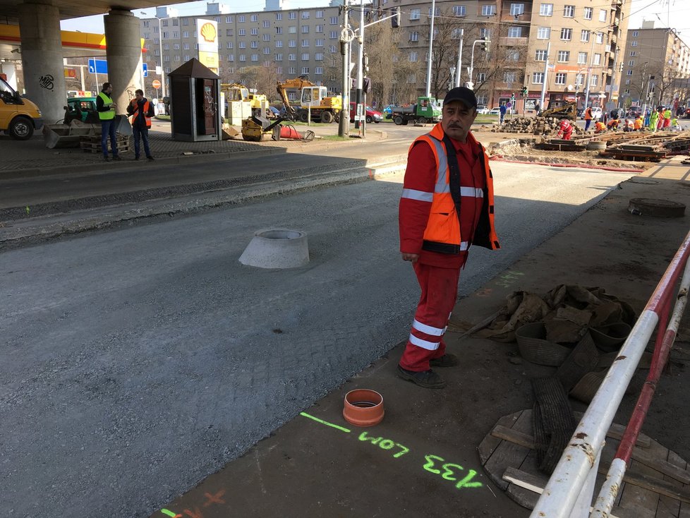 Opravy tramvajové trati v Praze na křižovatce Balabenka