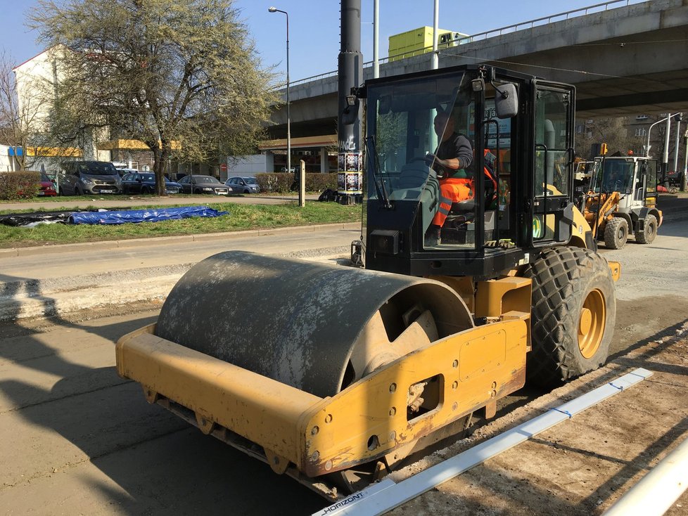 Opravy tramvajové trati v Praze na křižovatce Balabenka