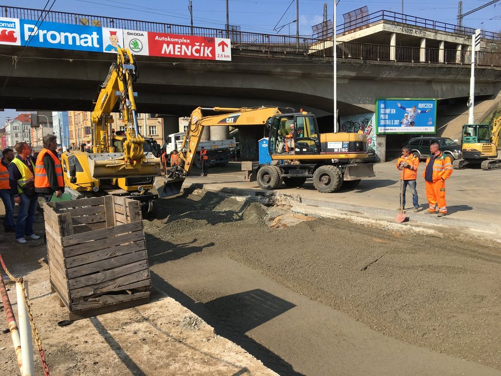 Opravy tramvajové trati v Praze na křižovatce Balabenka