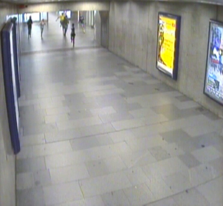 Skupina pěti malých výtržníků vyběhla z metra