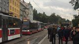 Mezi Žižkovem a Palmovkou do večera nejezdí tramvaje. Kvůli vadné koleji