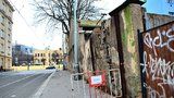 Pražany na Palmovce děsí bortící se zeď. Hrozí, že úplně spadne a někoho zraní: Praha 8 ji nechá zbourat
