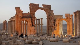 ISIS zničil další památku. Vyhodil do povětří 2000 let starý oblouk v Palmýře