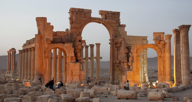 ISIS zničil další památku. Vyhodil do povětří 2000 let starý oblouk v Palmýře