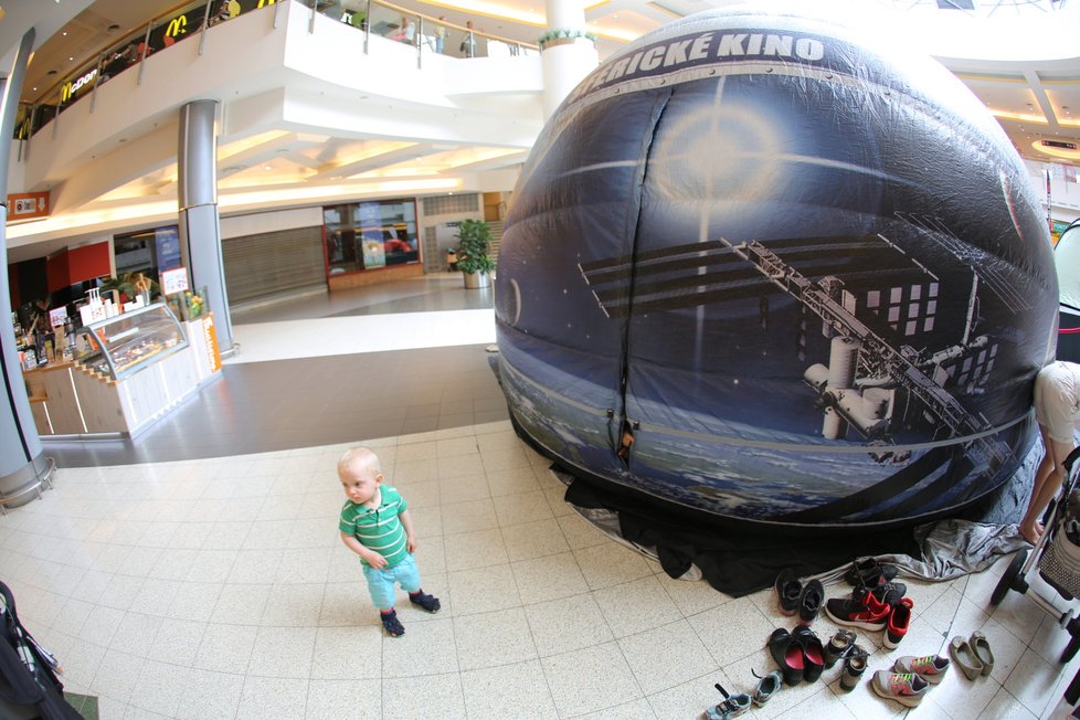 Do Obchodního centra Letňany přijelo mobilní planetárium.