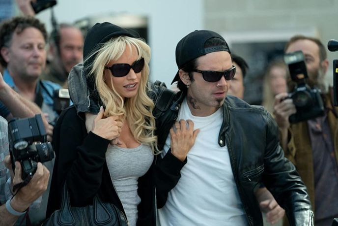 Seriál Pam a Tommy vypráví příběh proslulé sex tape Pamely Anderson a Tommyho Lee.