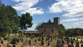 Opravovaný kostel v Šitboři na Domažlicku se hřbitovem původních německých obyvatel