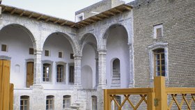 po rekonstrukci: Překrásně zrekonstruovaný dům v městské citadele v Erbilu se jmenuje Fatah Chalabi, místní mu přezdívají Český dům. Vláda Kurdistánu ho společnosti Gema Art Group za její práci dala na deset let do bezplatného pronájmu.