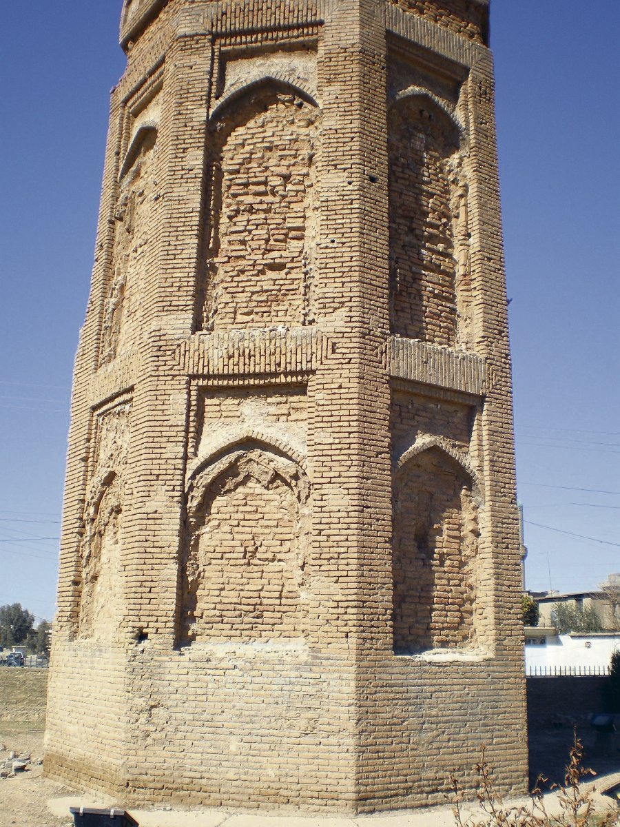 Fragment minaretu před opravou