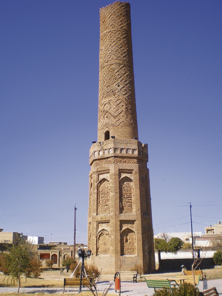 Minaret Čoli sice dávné zemětřesení o dvanáct metrů zkrátilo, ale i tak je vysoký přes sedmatřicet metrů.