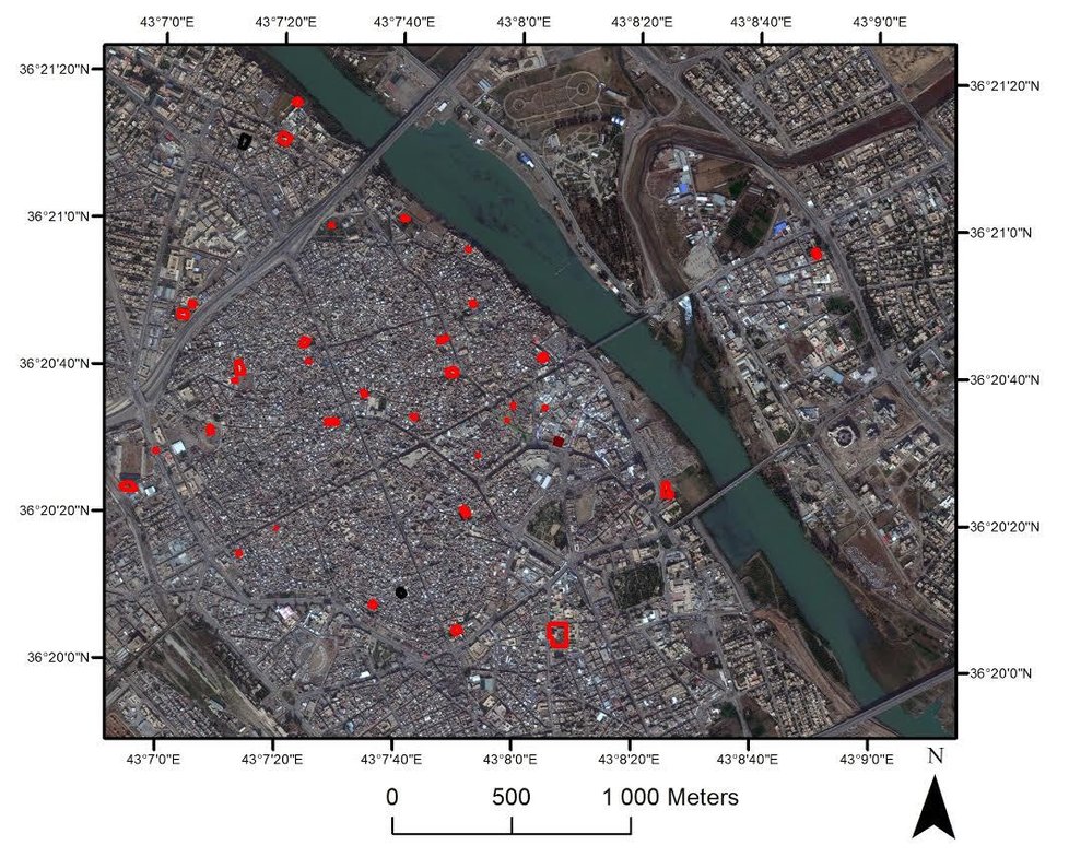 Satelitní mapa zničených objektů (islámské červeně, křesťanské černě)