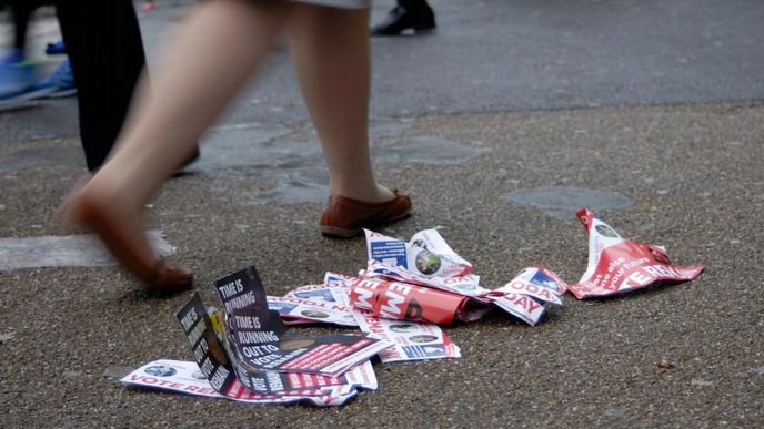 Památky referenda - nevyužité letáky se s blížícím se večerem hromadí tam, kde je lidé odhodili