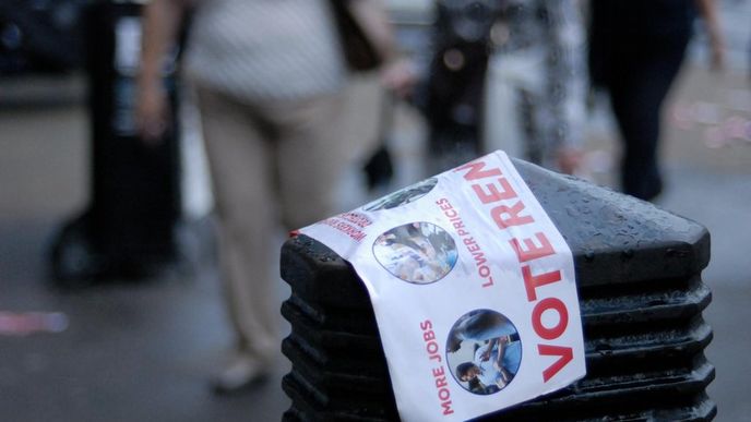 Památky referenda - nevyužité letáky se s blížícím se večerem hromadí tam, kde je lidé odhodili