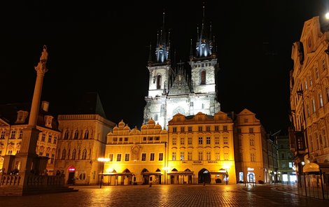 Radnice na Staroměstském náměstí v Praze je osvícena zcela zbytečně i po deváté večer.