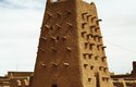 Památky v Timbuktu byly postaveny ve středověku z nepálené hlíny. Protože na Sahaře téměř neprší, vydržely zdejší mešity a hrobky až do dnešních dnů