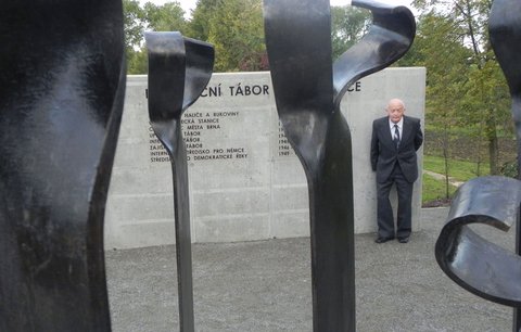 Trpké vzpomínky ožily: Na Hodonínsku otevřeli památník a muzeum internačního válečného tábora