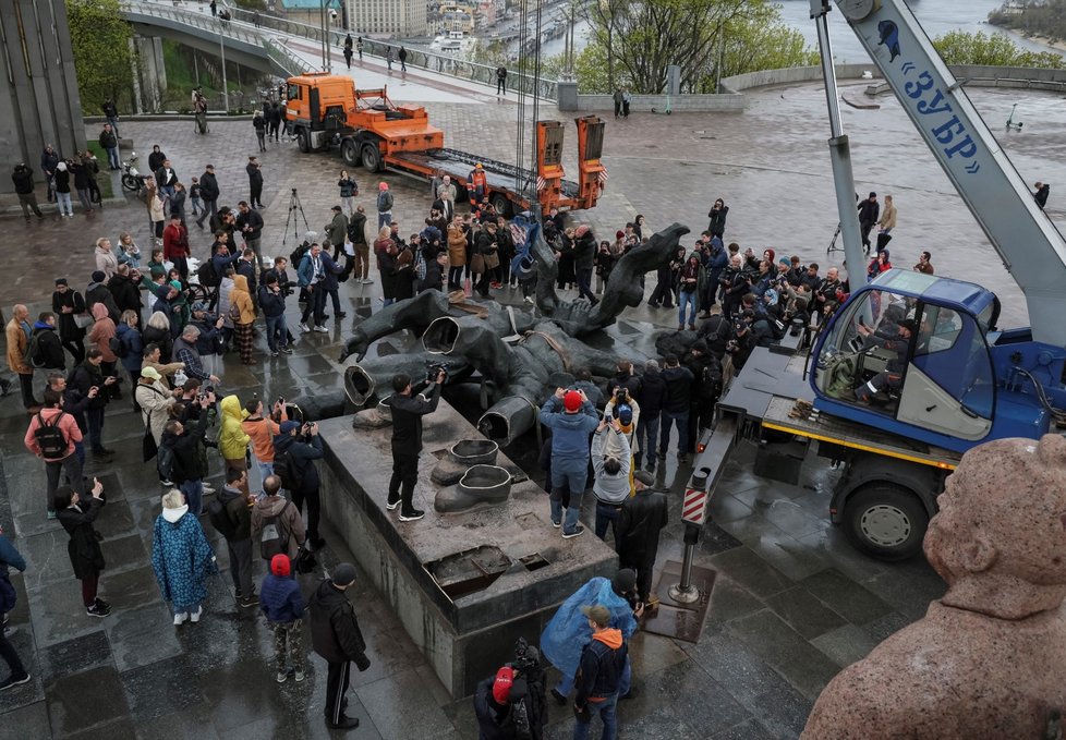Demolice sovětského památníku v Kyjevě, 26. dubna 2022.