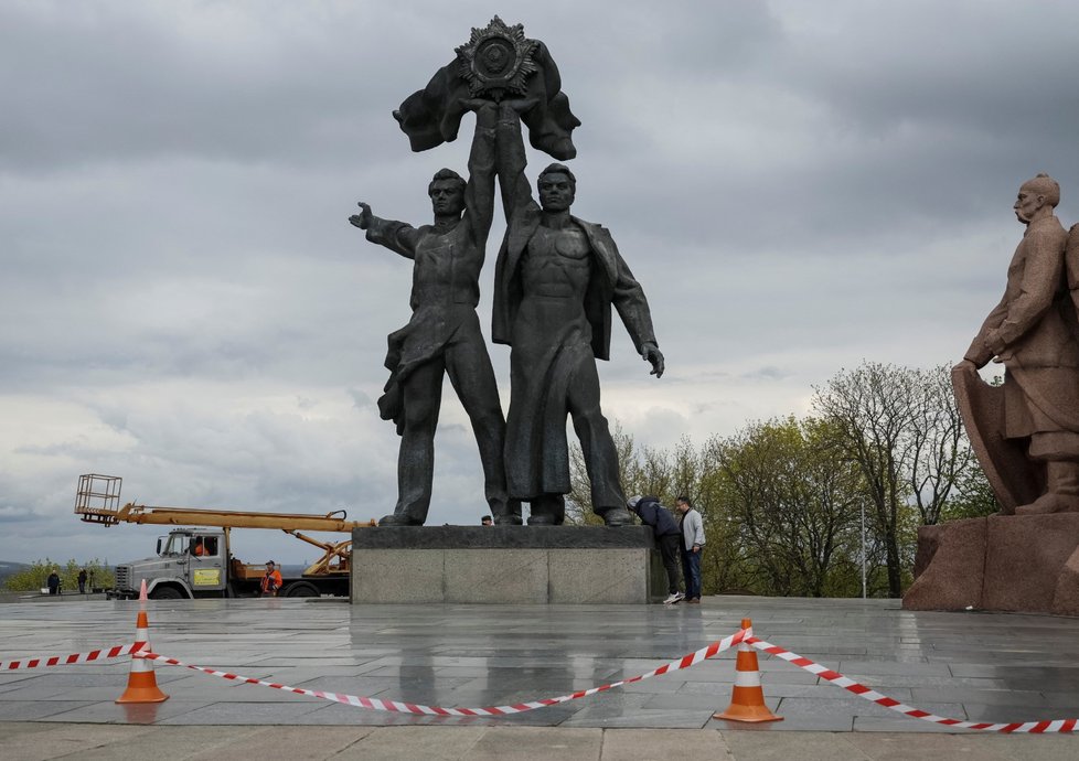 Demolice sovětského památníku v Kyjevě, 26. dubna 2022