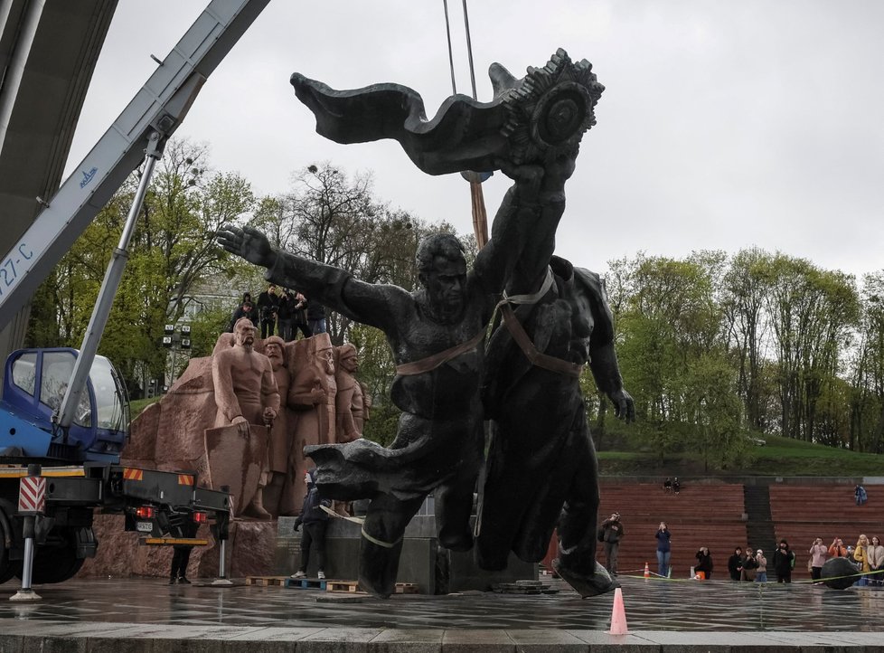 Demolice sovětského památníku v Kyjevě, 26. dubna 2022.