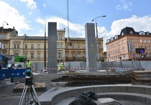 Památníku Díky, Ameriko! se vrátila jeho dominanta, žulové pylony.