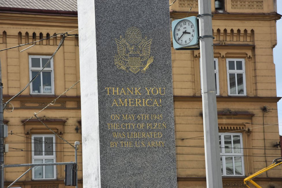 Nápis na žulovém pylonu památníku Díky, Ameriko!