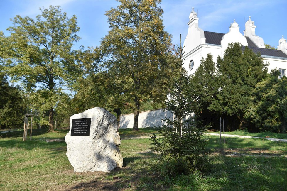 Statisíce československých občanů, kteří musely vysídlit po Mnichovu 1938 pohraničí připomíná památník v Mikulově. Zasloužil se o něj Jan Mervart z Muzejní a vlastivědné společnosti.
