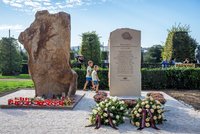 Na pomník obětí střelby na fakultě přibyla jména: Musíme se uzdravit, řekl jeden z pozůstalých