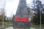 Památník Rudoarmějců v Králově Poli, dílo z roku 1946, polil neznámý vandal ve středu červenou barvou.