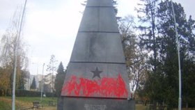 Památník Rudoarmějců v Králově Poli, dílo z roku 1946, polil neznámý vandal ve středu červenou barvou.