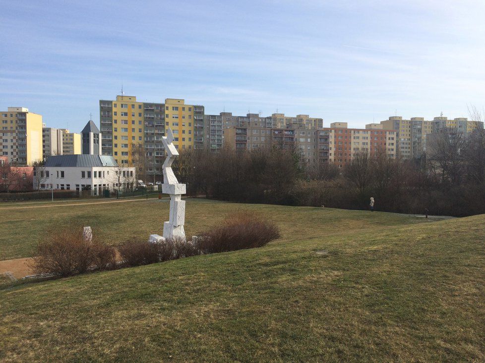 Památník Svobody je situovaný v blízkosti Chodovské tvrze nebo Sborového domu Jana Milíče z Kroměříže.