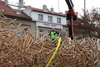 Vzpomínka na potopení lodi Patria. „Tátu zachránil buben, který mu spadl na hlavu,“ vypráví potomek přeživšího