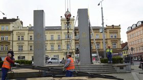 Původní památník Díky, Ameriko! muselo město nechat v dubnu 2016 odstranit. Jeden z Pylonů praskl a mohl ohrozit chodce.