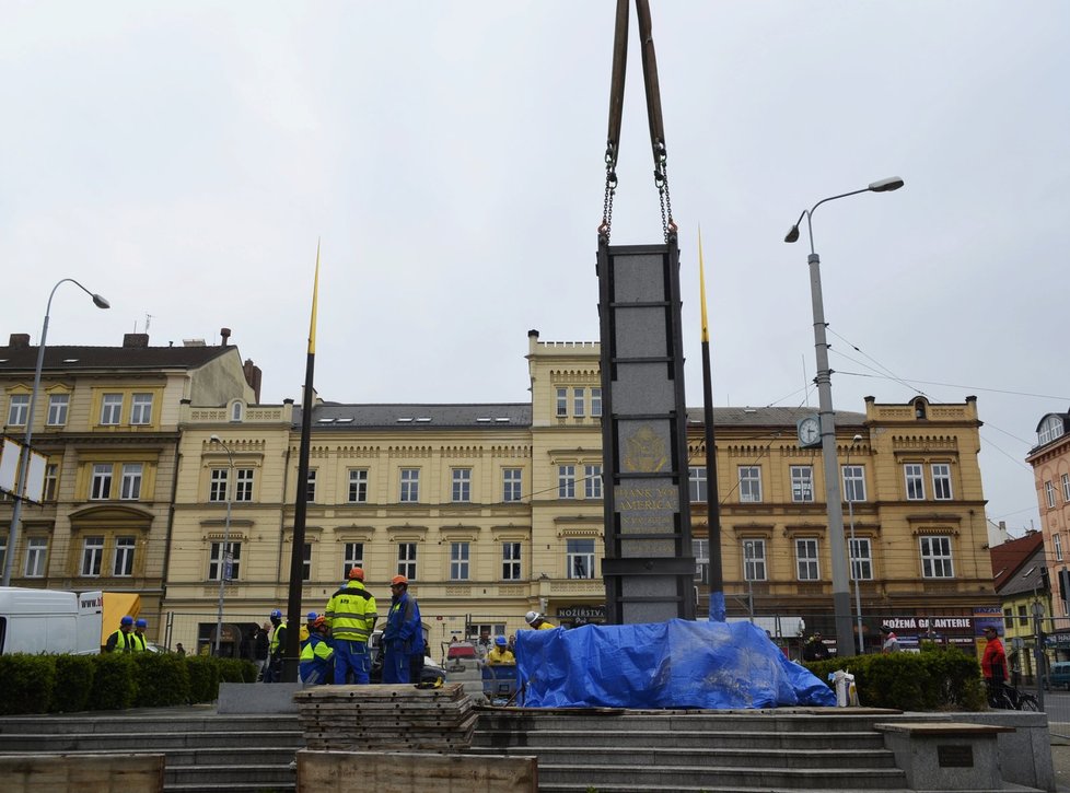 Původní památník Díky, Ameriko! muselo město nechat v dubnu 2016 odstranit. Jeden z pylonů praskl a mohl ohrozit chodce.