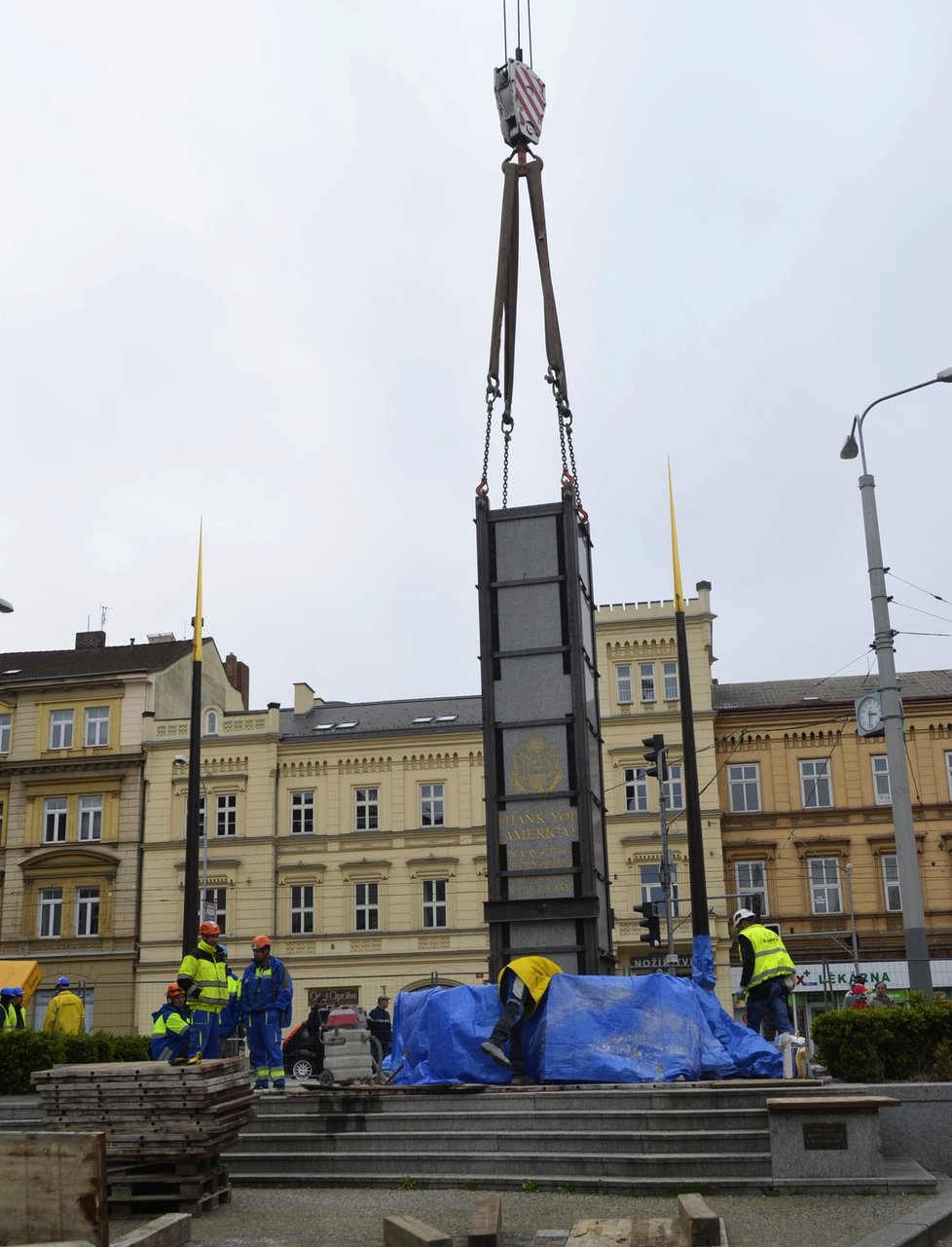 Původní památník Díky, Ameriko! muselo město nechat v dubnu 2016 odstranit. Jeden z Pylonů praskl a mohl ohrozit chodce.