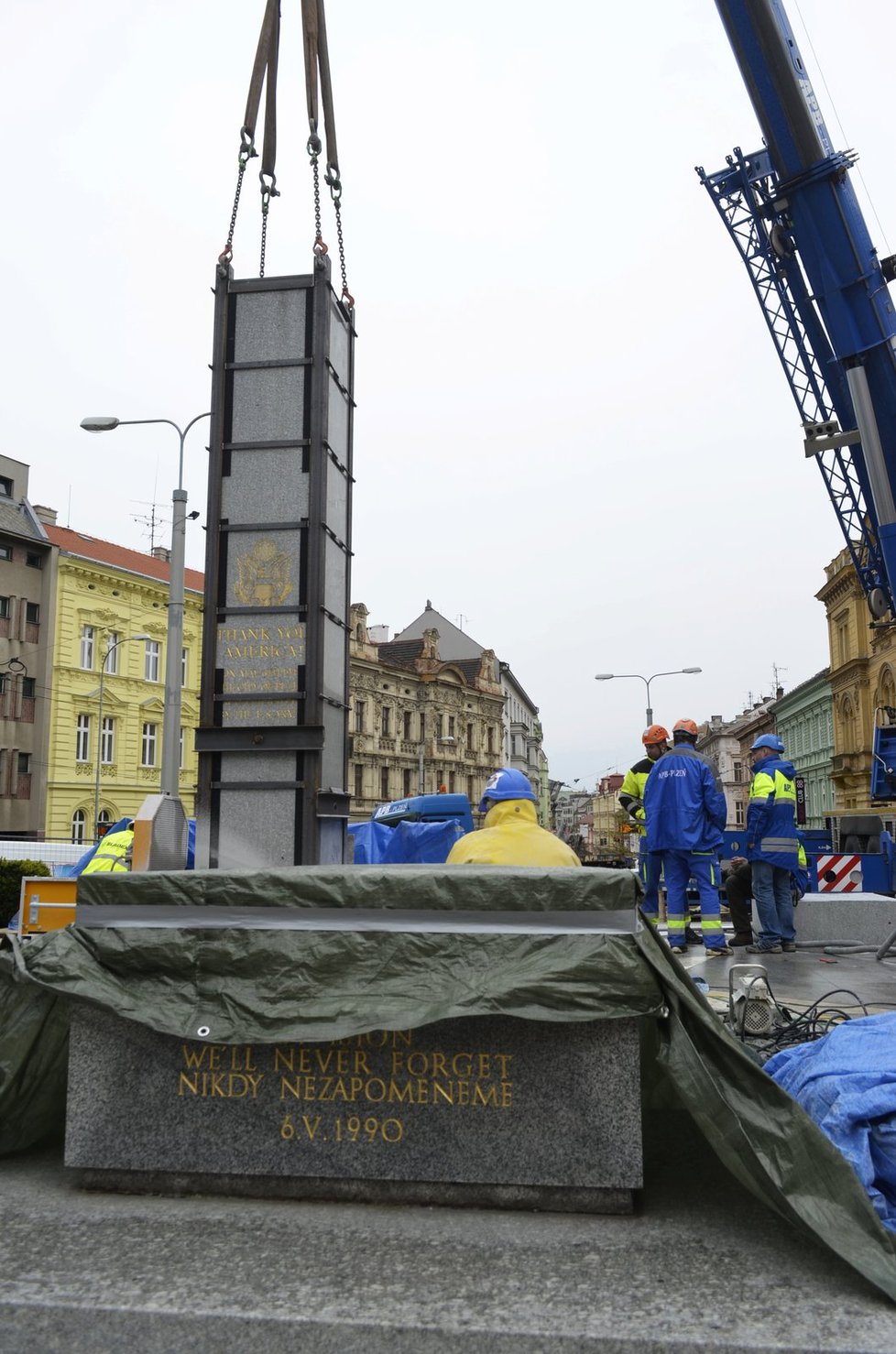 Původní památník Díky, Ameriko! muselo město nechat v dubnu 2016 odstranit. Jeden z pylonů praskl a mohl ohrozit chodce.