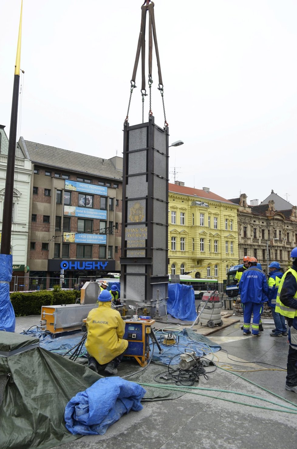 Původní památník Díky, Ameriko! muselo město nechat v dubnu 2016 odstranit. Jeden z pylonů praskl a mohl ohrozit chodce.