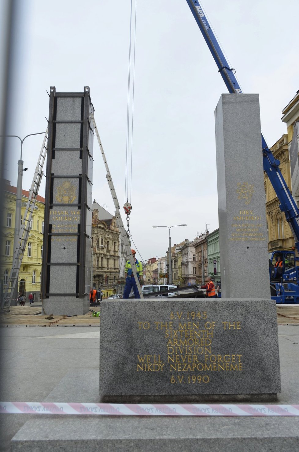 Původní památník Díky, Ameriko! muselo město nechat v dubnu 2016 odstranit. Jeden z pylonů praskl a mohl ohrozit chodce.