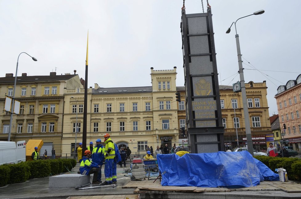 Původní památník Díky, Ameriko! muselo město nechat v dubnu 2016 odstranit. Jeden z Pylonů praskl a mohl ohrozit chodce.