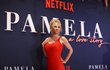 Premiéra dokumentu Pamela: A Love Story v Los Angeles – Pamela oblékla šaty, které stylem a barvou připomínaly její slavné rudé plavky z Pobřežní hlídky