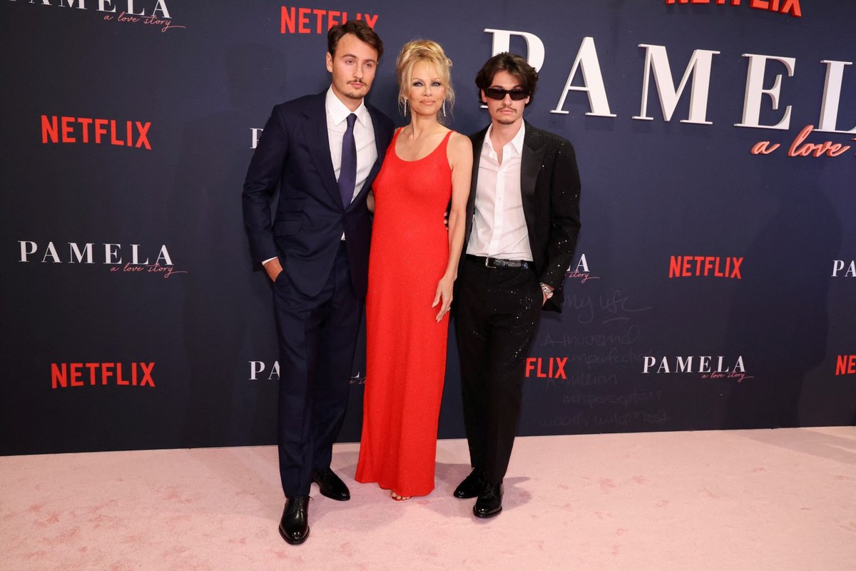 Premiéra dokumentu Pamela: A Love Story v Los Angeles – Pamela se syny Brandonem a Dylanem