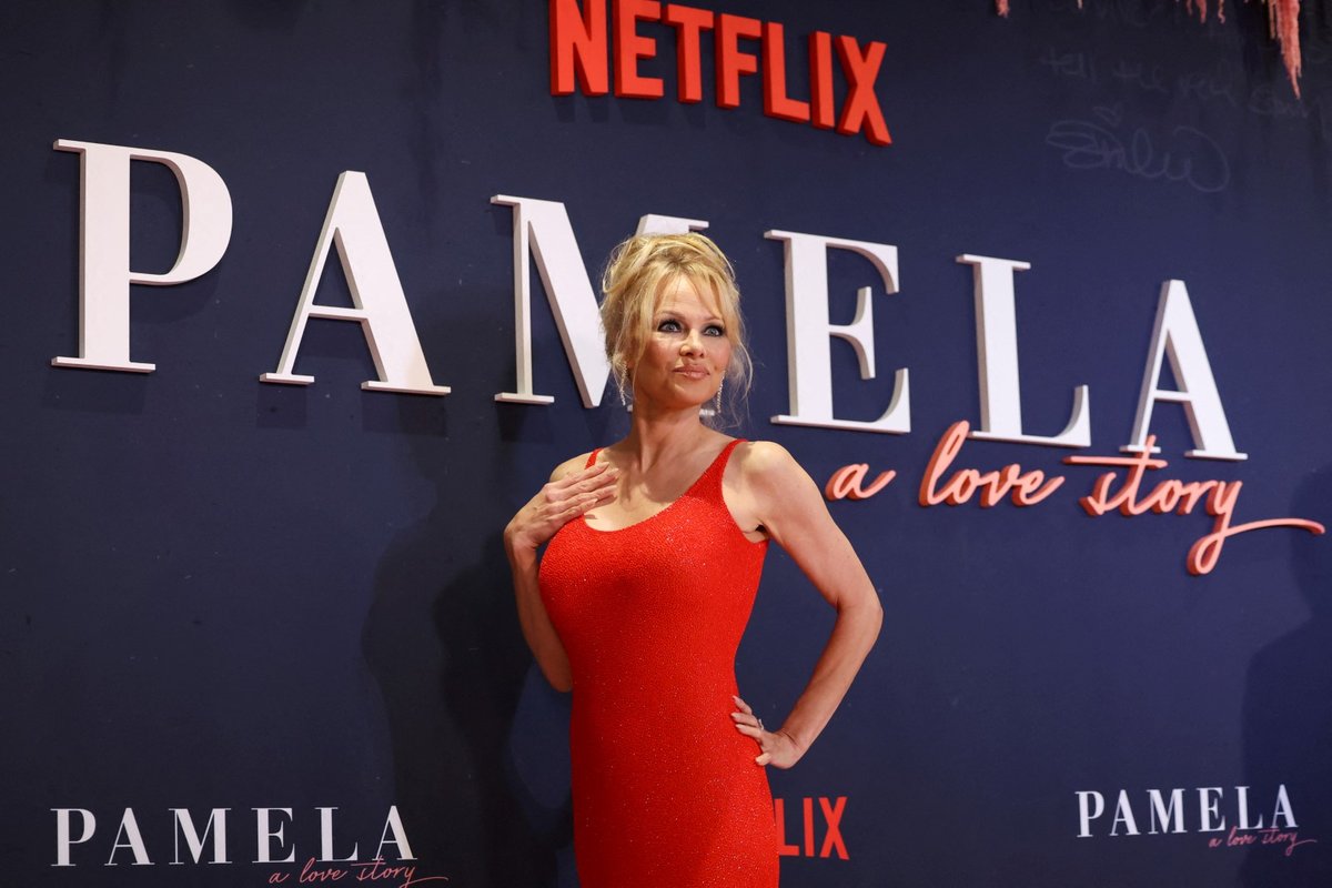 Premiéra dokumentu Pamela: A Love Story v Los Angeles – Pamela oblékla šaty, které stylem a barvou připomínaly její slavné rudé plavky z Pobřežní hlídky