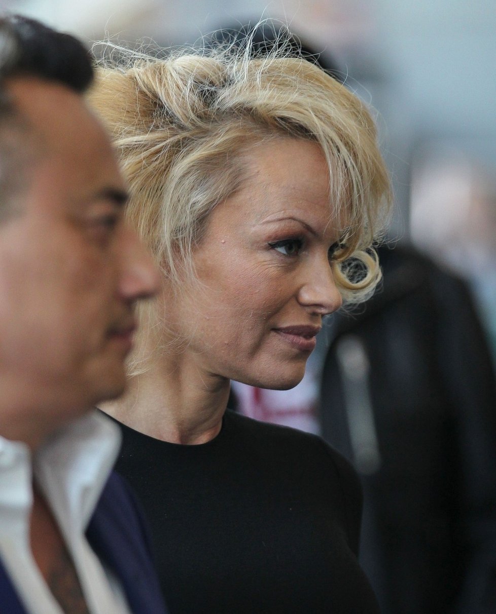 Pamela Anderson zestárla o deset let. Konečně vypadá na svůj skutečný věk.