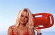 Pamela Anderson (51) jako C. J. Parker v nezapomenutelném seriálu Pobřežní hlídka. Právě tam se nejvíc pyšnila svými silikony.