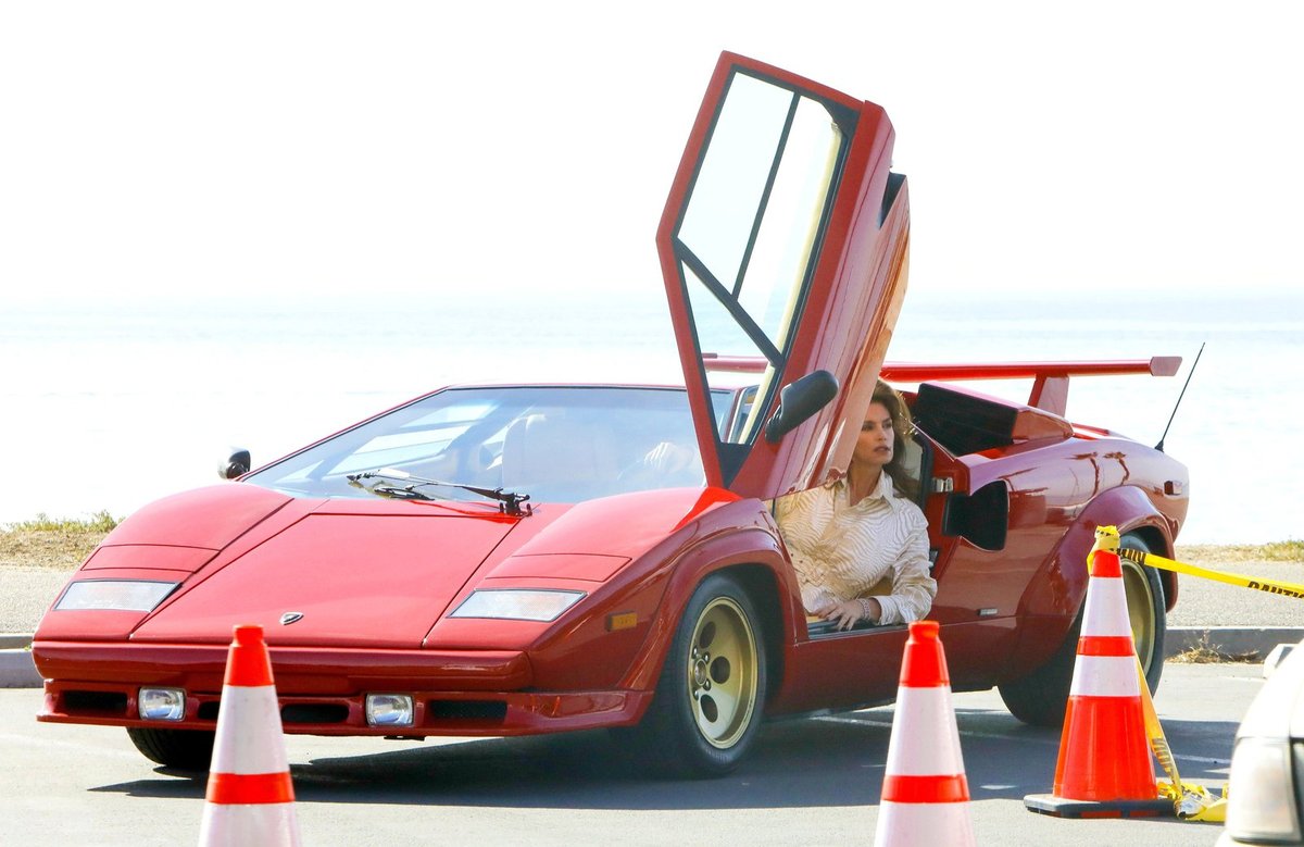 Lamborghini Countach Rok výroby cca 1985 Cena od 10 mil. Kč