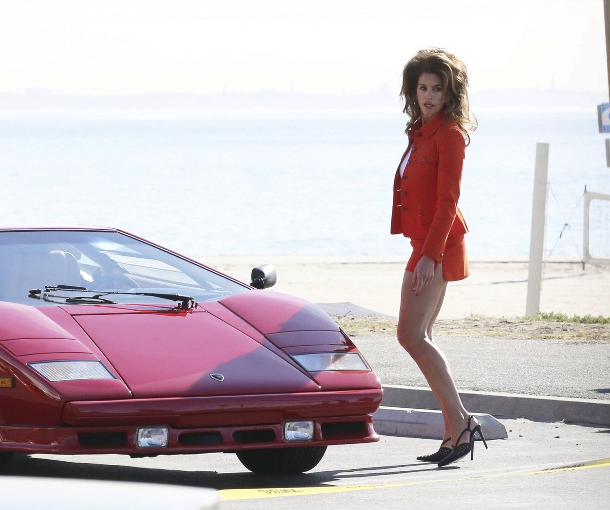 Tenhle snímek zhmotňuje dva z nejdivočejších snů asi každého muže – Cindy a Lamborghini Countach.