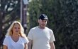 Pamela Anderson na procházce a bez snubního prstenu
