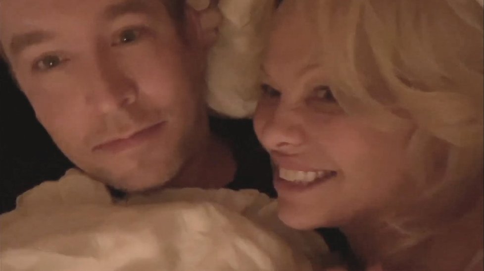 Pamela Anderson s exmanželem Danem Hayhurstem v posteli