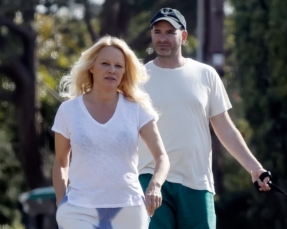 Pamela Anderson na procházce a bez snubního prstenu